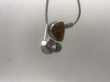 Sivga Lyrebird and ddHiFi Memory AL4.4, hanging