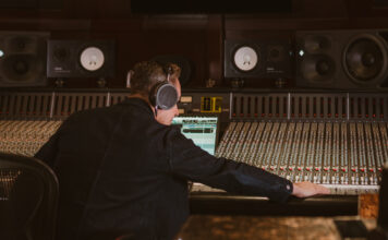 Audeze Reveals MM-520 Headphones With SLAM Technology for Professional Mixing