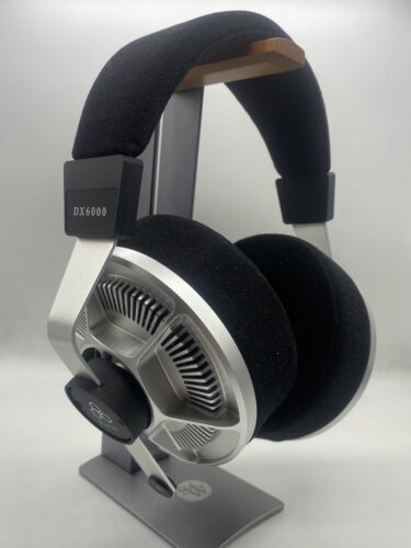 Final Audio DX6000 with stand 
