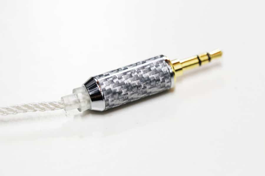 Tin T2 Pro Review 3.5 mm input plug with carbon fiber