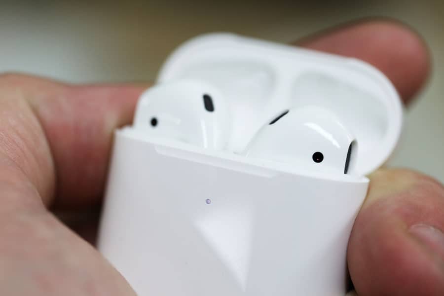 MajorHiFi: Apple AirPods 2 Review front of case with earphones