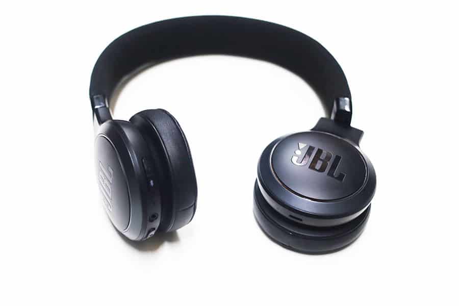 MajorHiFi: JBL Live 400BT Review headphone with earcup laying flat