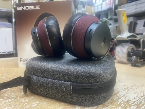 Noble FoKus Apollo Pro, Resting on Case