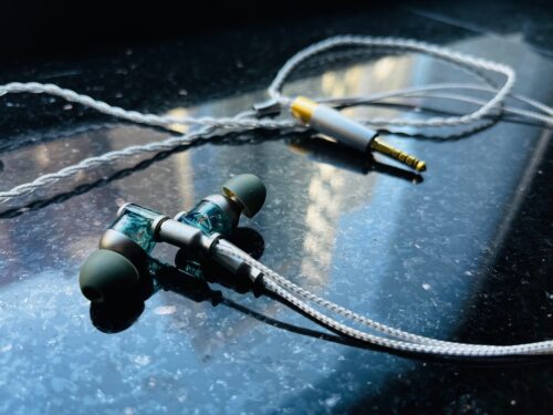 ddHiFi Janus 3 has detachable cable with 4.4mm balanced termination.