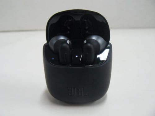 JBL Tune 225 TWSs earbuds charging case