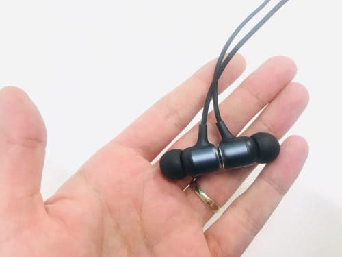 JBL Live 220BT magnetic earbuds