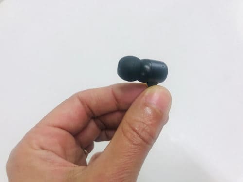 JBL Live 220BT Right Earb with ergonomic design