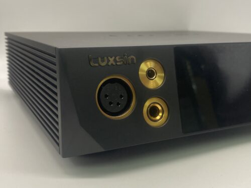 Luxsin X8 headphone plugs