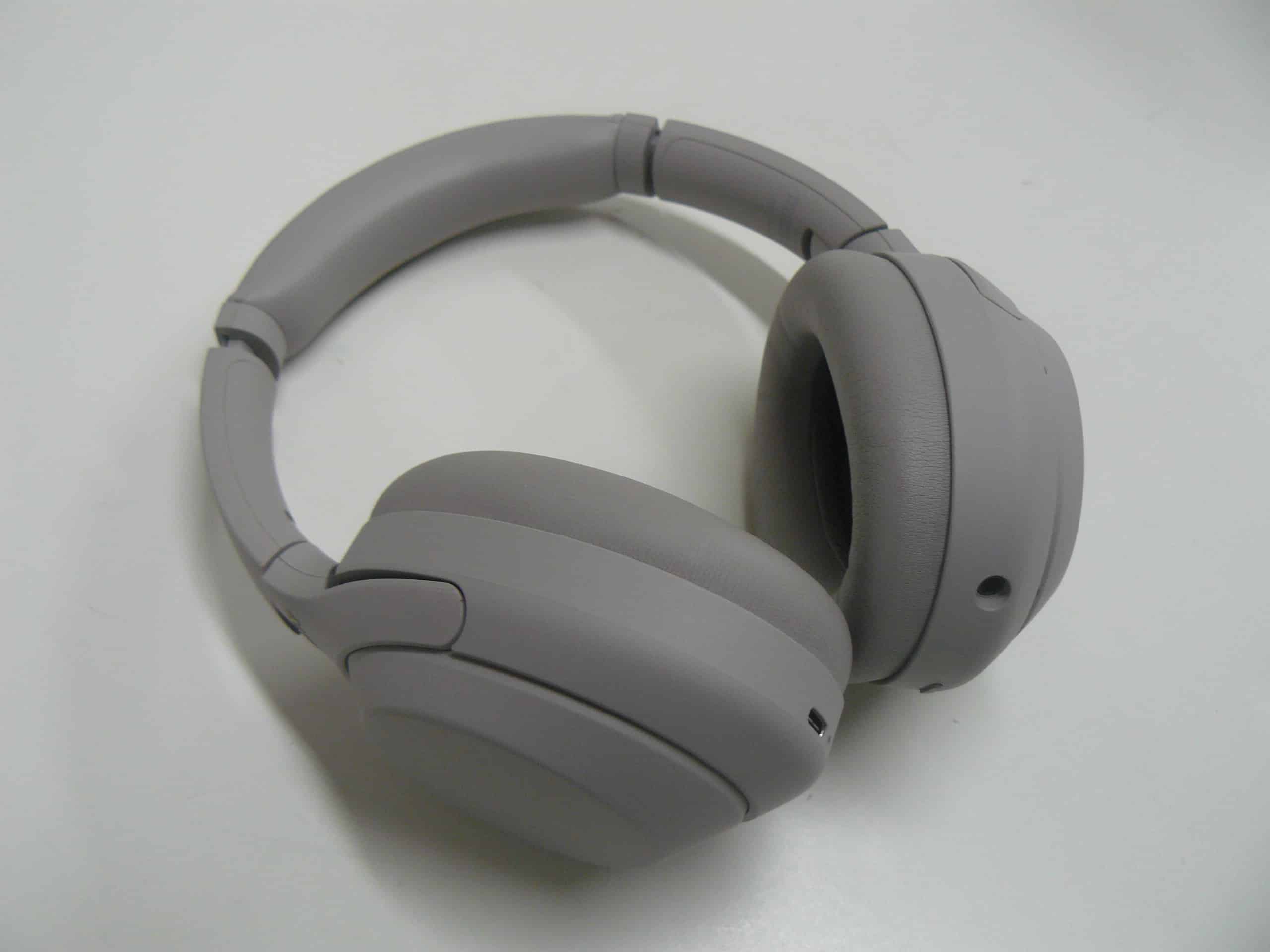 Sony is releasing its WH-1000XM4 headphones in white for a limited time